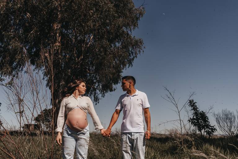 ensaio gestante moderno na natureza