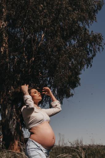 ensaio gestante moderno na natureza