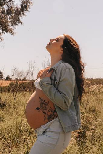 ensaio gestante moderno na natureza