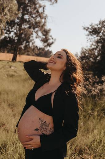 ensaio gestante moderno na natureza