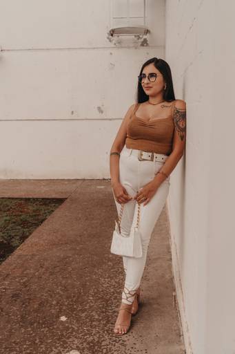 ensaio feminino urbano em dia de chuva