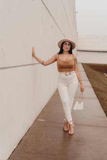 ensaio feminino urbano em dia de chuva