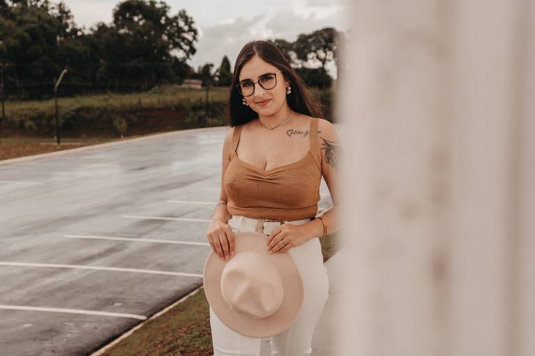 ensaio feminino urbano em dia de chuva