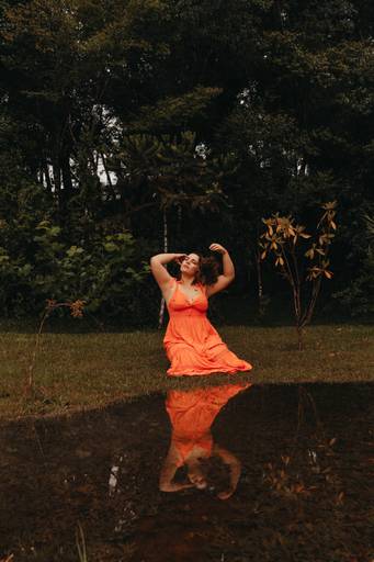 Ensaio natureza feminino em dia de chuva