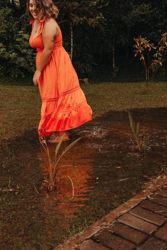 Ensaio natureza feminino em dia de chuva