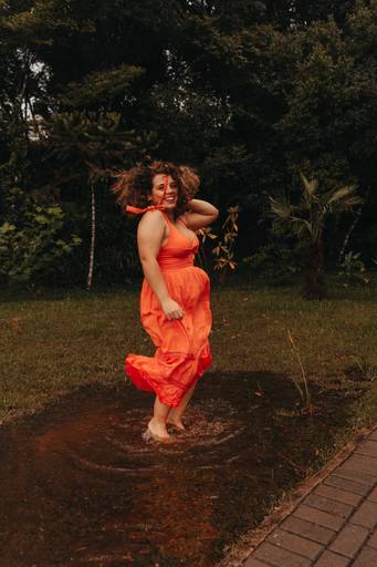 Ensaio natureza feminino em dia de chuva
