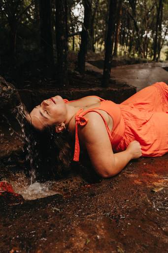 Ensaio natureza feminino em dia de chuva