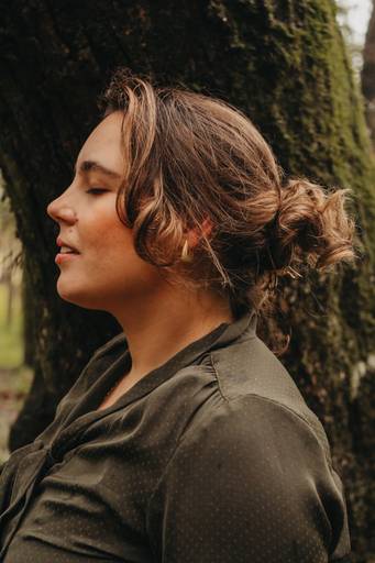 Ensaio natureza feminino em dia de chuva