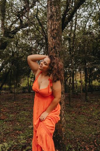 Ensaio natureza feminino em dia de chuva