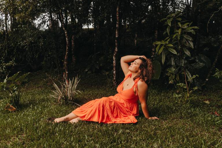 Ensaio natureza feminino em dia de chuva