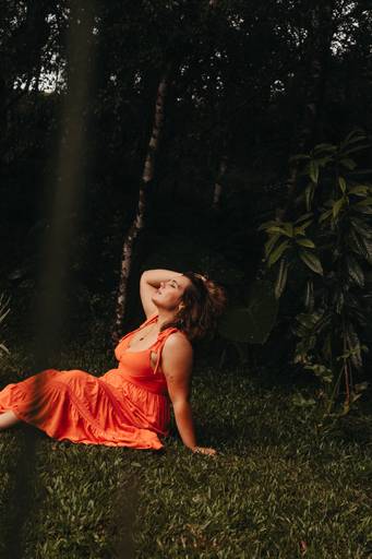 Ensaio natureza feminino em dia de chuva