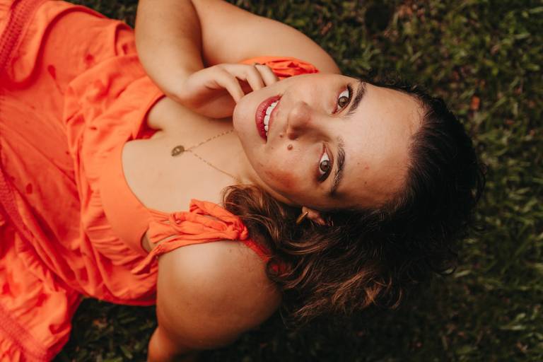 Ensaio natureza feminino em dia de chuva