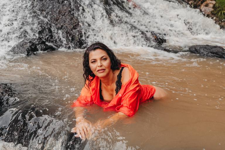foto feminina em cachoeira