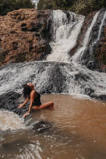 foto feminina em cachoeira