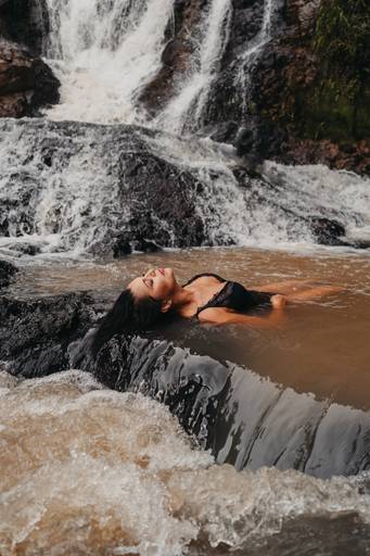 foto feminina em cachoeira