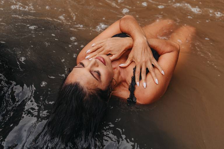 foto feminina em cachoeira