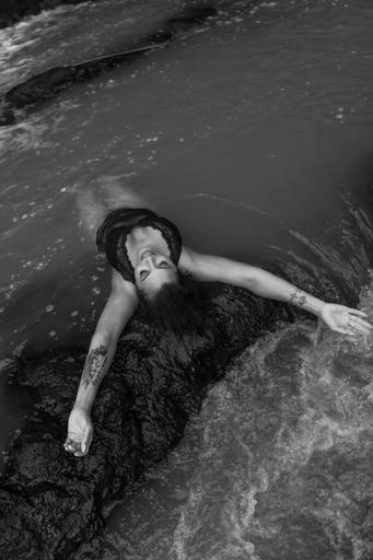 foto feminina em cachoeira