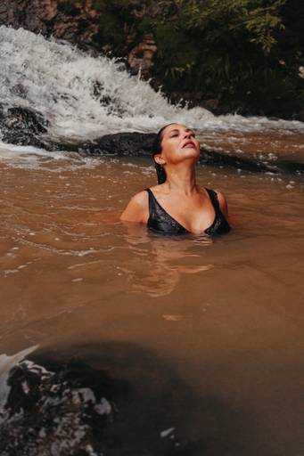 foto feminina em cachoeira