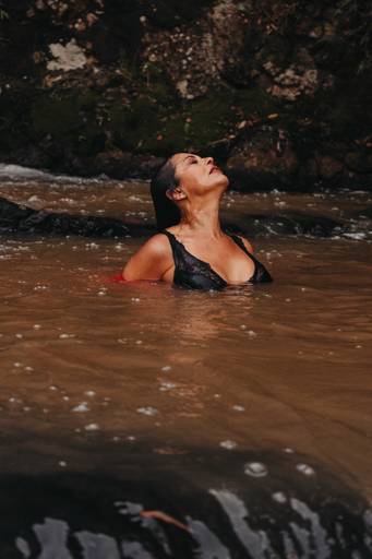 foto feminina em cachoeira