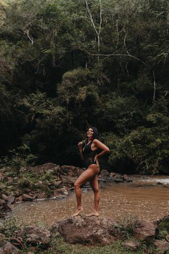 foto feminina em cachoeira