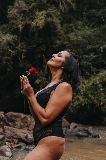 foto feminina em cachoeira
