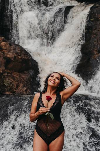 foto feminina em cachoeira