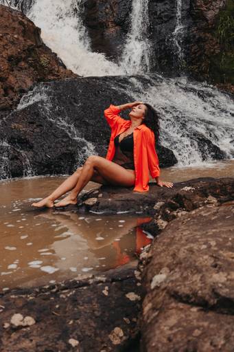 foto feminina em cachoeira