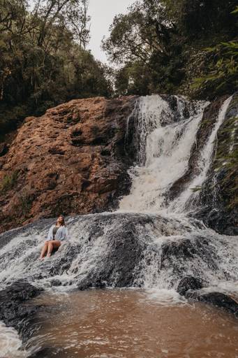 foto feminina em cachoeira