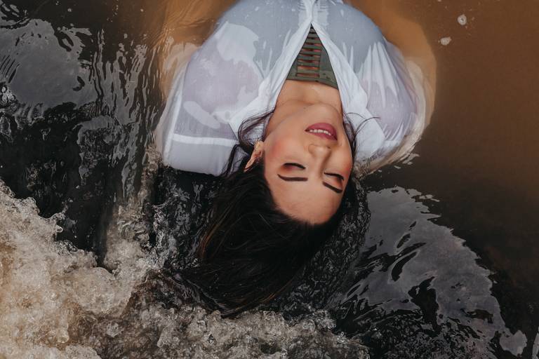 foto feminina em cachoeira