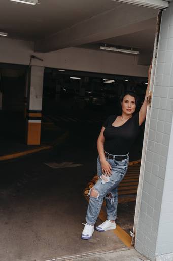 foto estacionamento feminino urbano