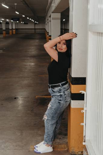 foto estacionamento feminino urbano