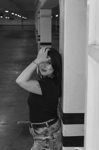 foto estacionamento feminino urbano