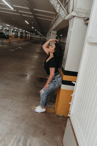 foto estacionamento feminino urbano