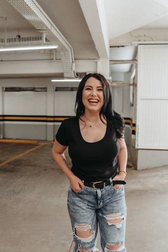 foto estacionamento feminino urbano