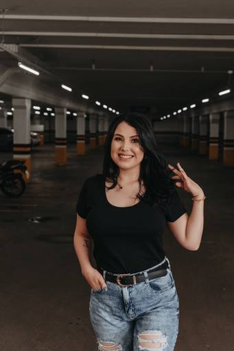 foto estacionamento feminino urbano