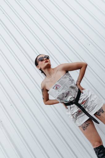 Ensaio fashion diferente feminino jornal