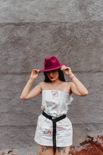 Ensaio fashion diferente feminino jornal