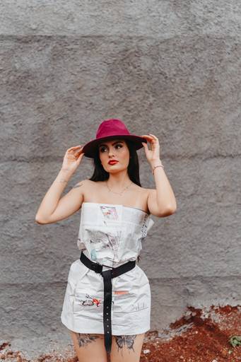 Ensaio fashion diferente feminino jornal