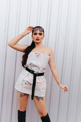 Ensaio fashion diferente feminino jornal