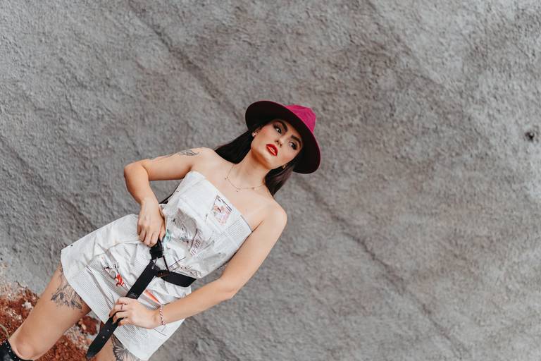 Ensaio fashion diferente feminino jornal