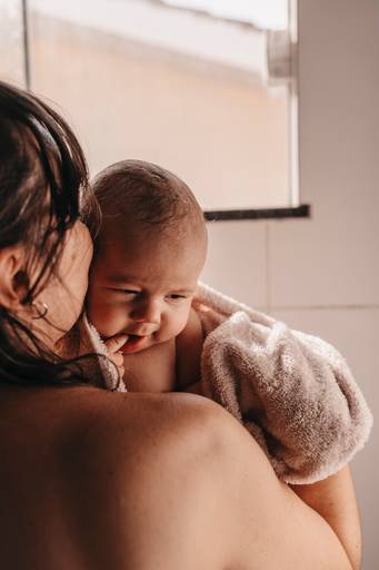 ensaio mãe e filha banho bebe