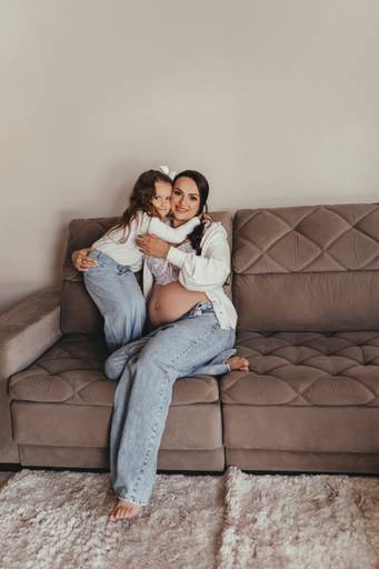 gestante na casa confortável