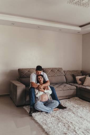 gestante na casa confortável