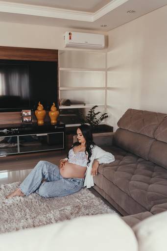 gestante na casa confortável