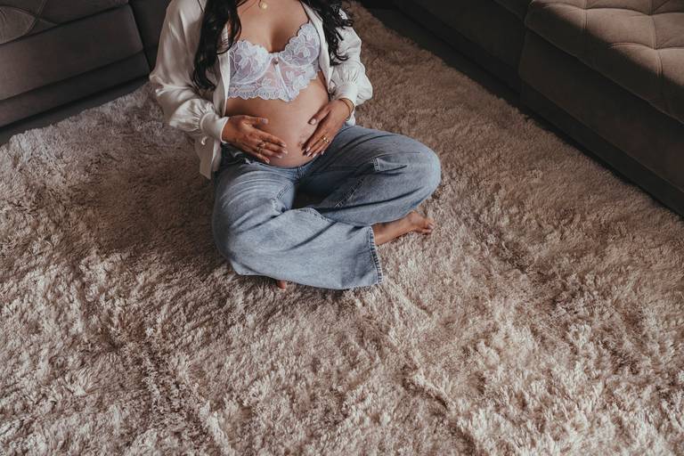 gestante na casa confortável