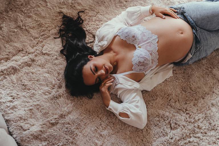 gestante na casa confortável