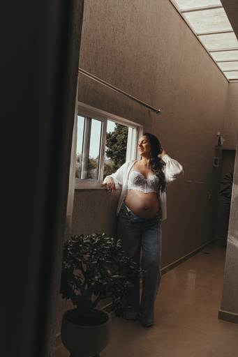 gestante na casa confortável