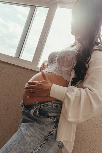 gestante na casa confortável