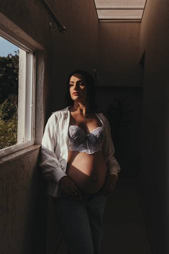 gestante na casa confortável