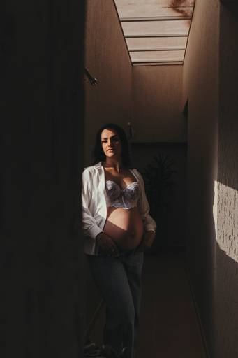 gestante na casa confortável